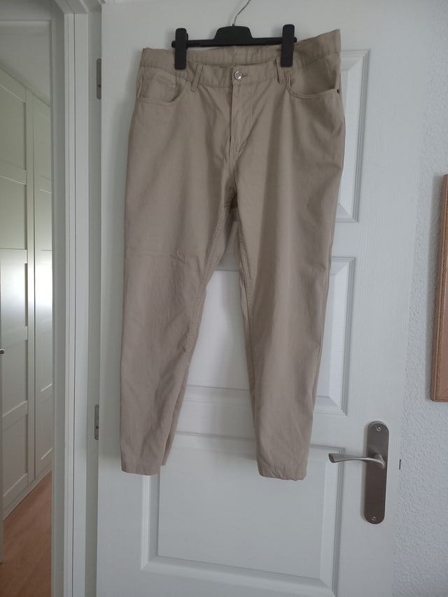 Pantalón beige hombre