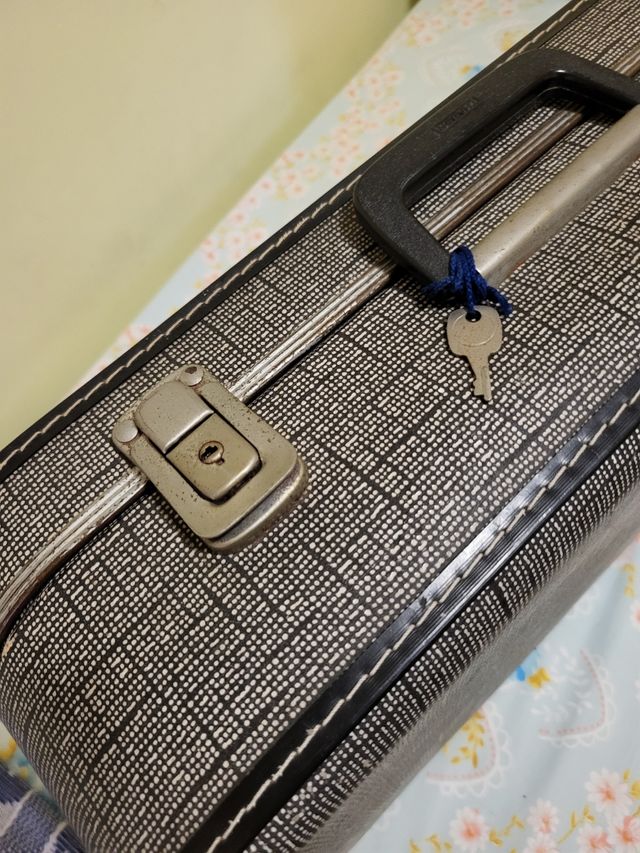 Maleta vintage gris y negra años 50-60