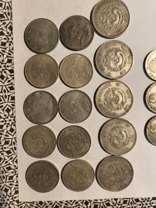 Monedas chinas y americanas antiguas