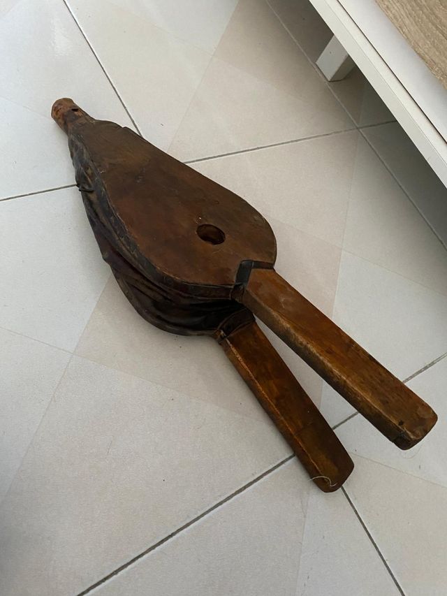 Soffietto antico: pelle e legno