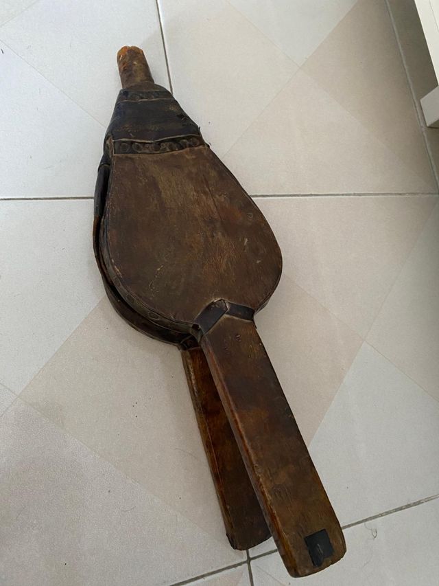 Soffietto antico: pelle e legno