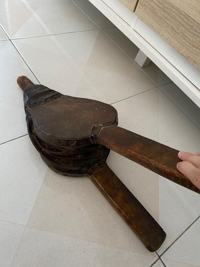 Soffietto antico: pelle e legno