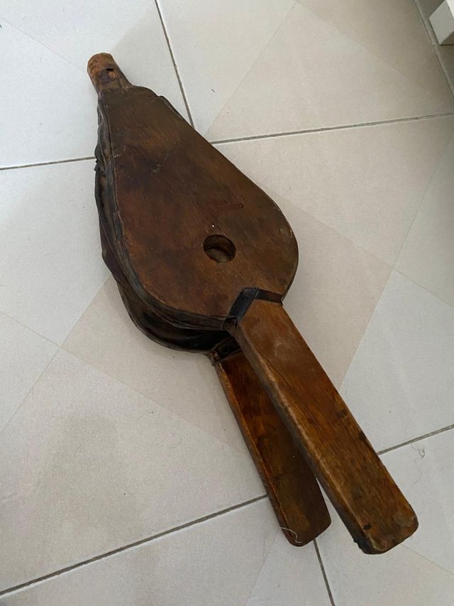 Soffietto antico: pelle e legno