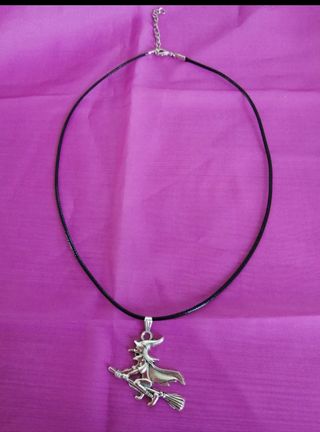 Collar ,colgante de bruja 