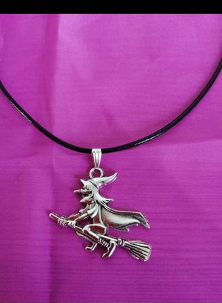 Collar ,colgante de bruja 