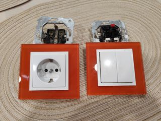 Interruptor doble y enchufe Simon cristal diseño