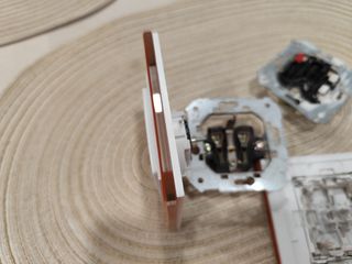 Interruptor doble y enchufe Simon cristal diseño