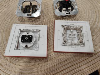 Interruptor doble y enchufe Simon cristal diseño