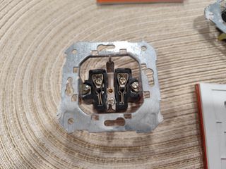 Interruptor doble y enchufe Simon cristal diseño