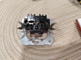 Interruptor doble y enchufe Simon cristal diseño