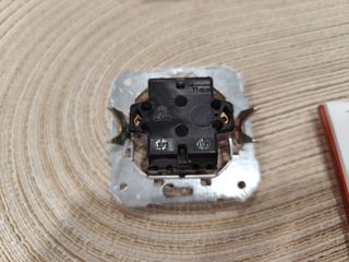 Interruptor doble y enchufe Simon cristal diseño