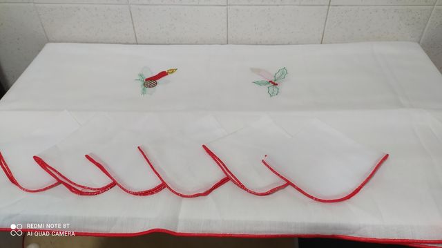 Tovaglia e 6 tovaglioli natalizi, 1'40 x 1'40 cm
