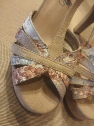Sandalias tacón beige y multicolor