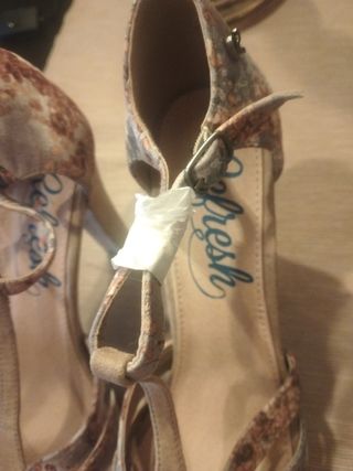 Sandalias tacón beige y multicolor