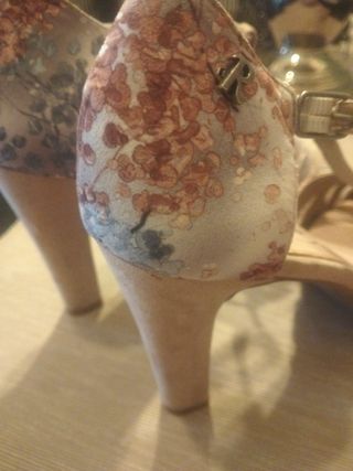 Sandalias tacón beige y multicolor