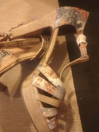 Sandalias tacón beige y multicolor