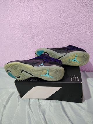 Zapatillas Jordan negras y moradas