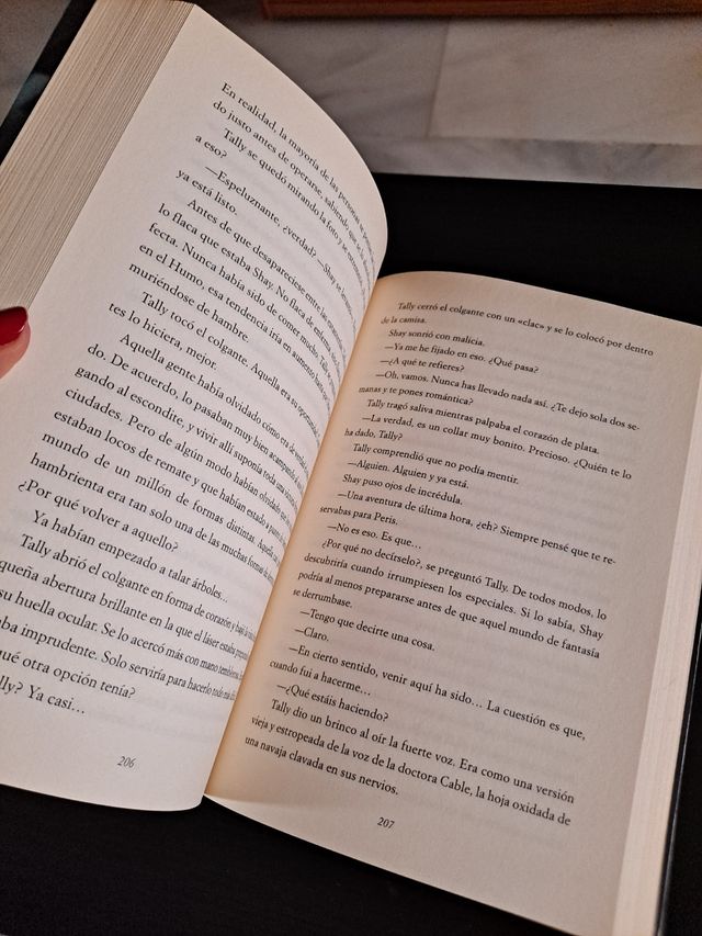 Libro Traición - Scott Westerfeld nuevo