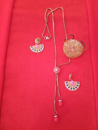 Collar dorado con brazalete y pendientes multicolo