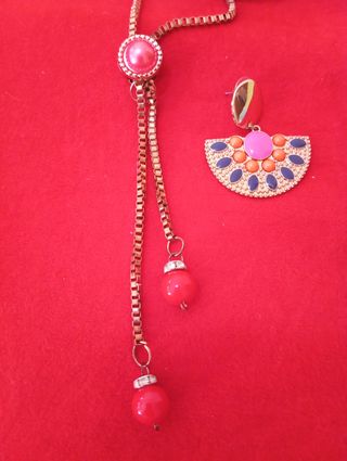 Collar dorado con brazalete y pendientes multicolo