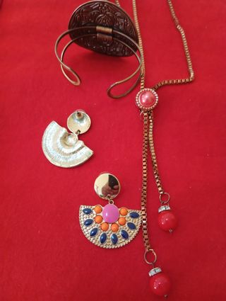 Collar dorado con brazalete y pendientes multicolo