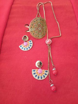 Collar dorado con brazalete y pendientes multicolo