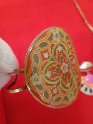 Collar dorado con brazalete y pendientes multicolo