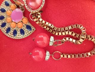 Collar dorado con brazalete y pendientes multicolo