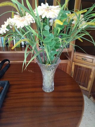 Jarrón de cristal con flores