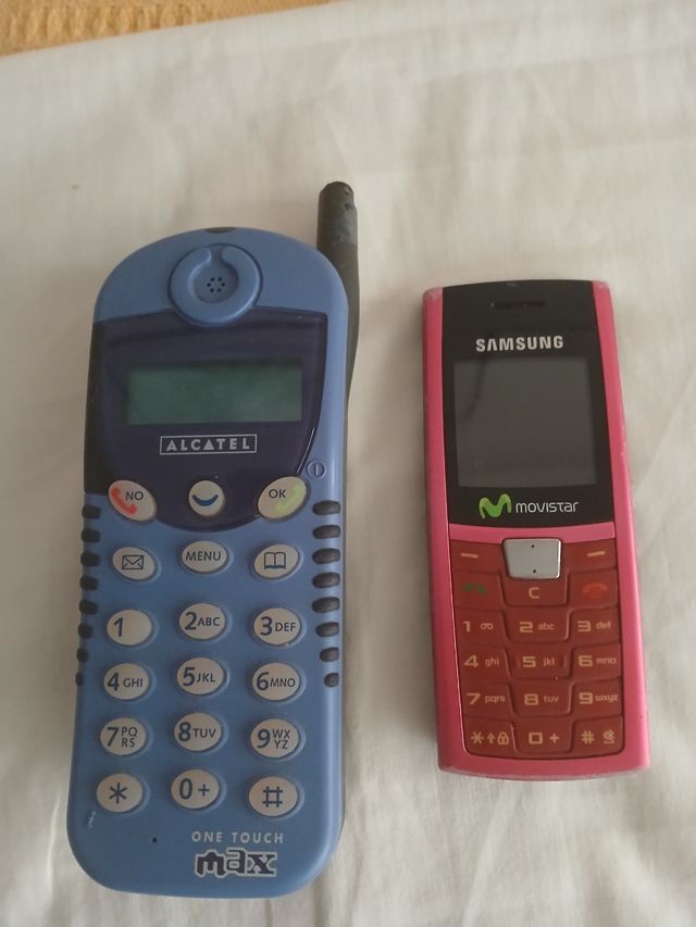 2 Teléfonos antiguos