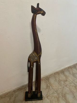 Jirafa de madera tallada