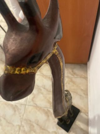 Jirafa de madera tallada