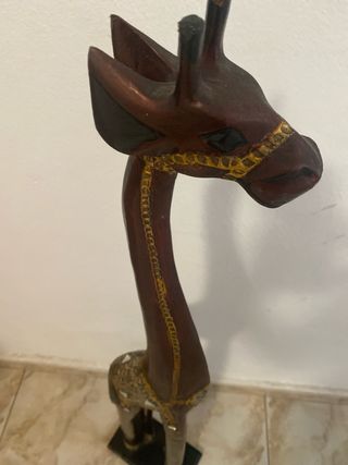Jirafa de madera tallada