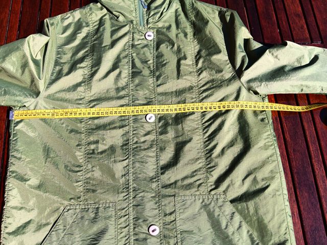 Impermeable verde con capucha desmontable