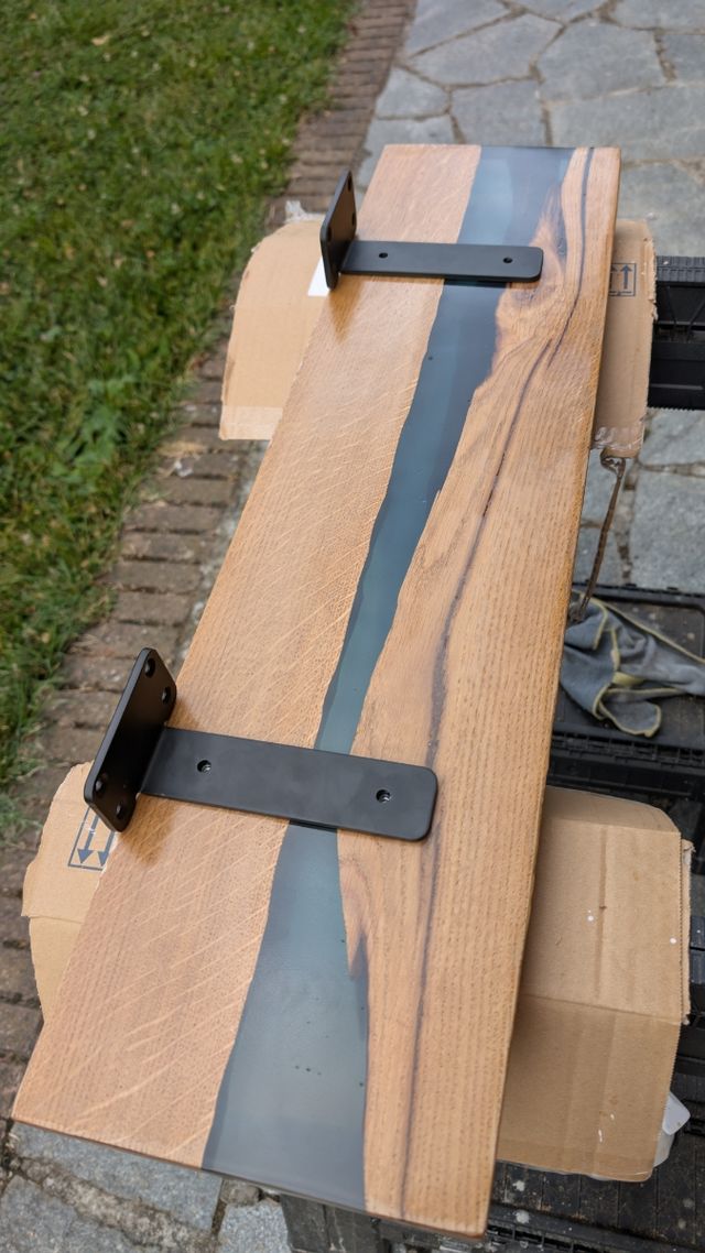 Mensole in legno massello e resina su misura