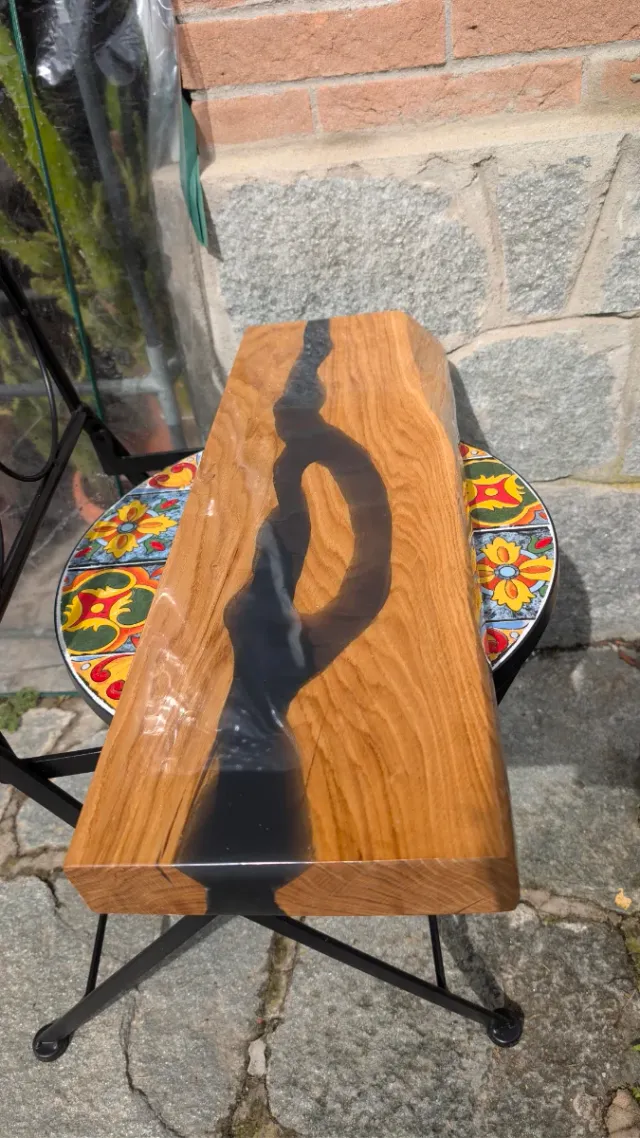 Mensole in legno massello e resina su misura