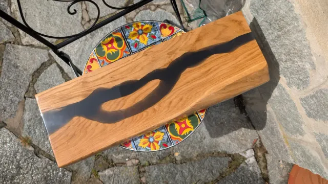 Mensole in legno massello e resina su misura
