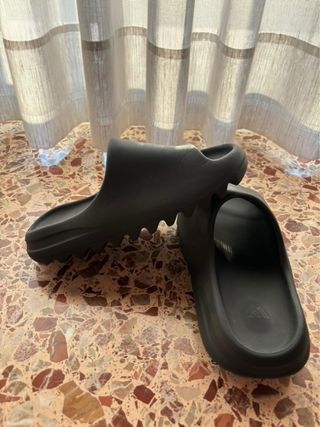 Adidas Yeezy Slides - Negras