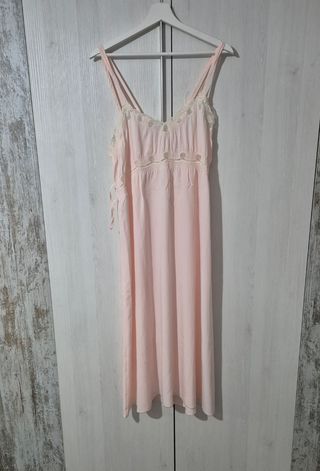 Camisón rosa delicado