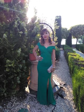 Vestido fiesta verde elegante.