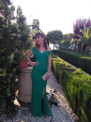Vestido fiesta verde elegante.