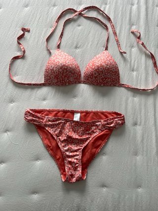 Bikini coral con flores