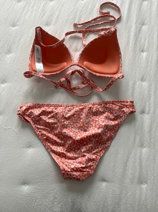 Bikini coral con flores
