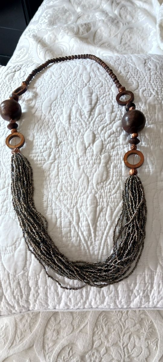 Collar madera marrón plata