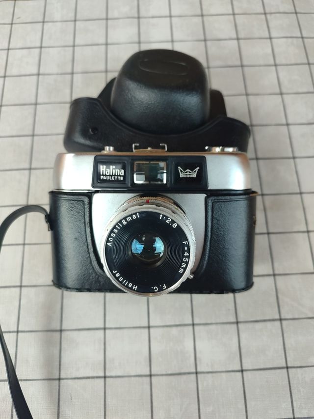 Halina Paulette: Cámara Antigua