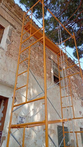 Andamios: 5 cuerpos, 2 chapas, 5 tijeras