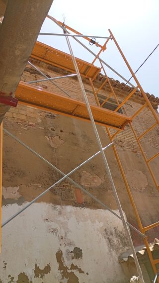 Andamios: 5 cuerpos, 2 chapas, 5 tijeras