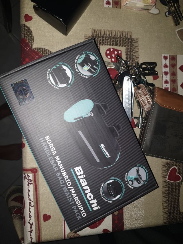 Borsa Manubrio Bianchi -Marsupio+ cappello bianchi