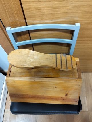 Zapatero antiguo de madera