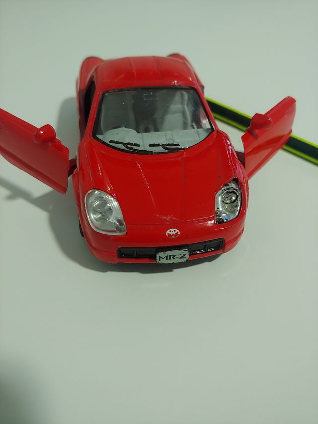 Coche miniatura Toyota MR-2 rojo
